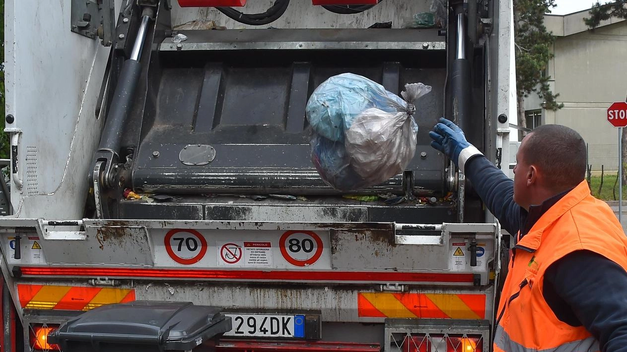 Il servizio è partito anche se per il momento va ancora a singhiozzo. L’iniziativa mette in sinergia esercenti e utenze non domestiche. "Oltre ai rifiuti, altro fattore critico è la sovrappopolazione del quartiere". Il servizio è partito anche se per il momento va ancora a singhiozzo. L’iniziativa mette in sinergia esercenti e utenze non domestiche. "Oltre ai rifiuti, altro fattore critico è la sovrappopolazione del quartiere".