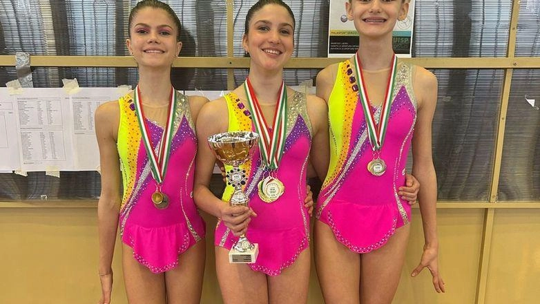 Da sinistra: Matilde Fenili, Angelica Albano (con la coppa di campionessa regionale) e Gloria Matija a fine gara a Pisa Da sinistra: Matilde Fenili, Angelica Albano (con la coppa di campionessa regionale) e Gloria Matija a fine gara a Pisa