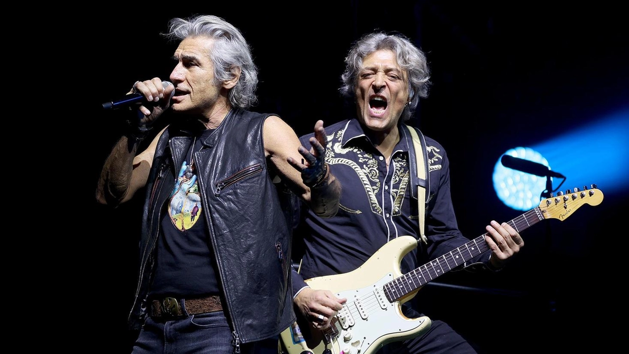 Sul palco con Luciano Ligabue anche lo storico chitarrista Fede Poggipollini Sul palco con Luciano Ligabue anche lo storico chitarrista Fede Poggipollini