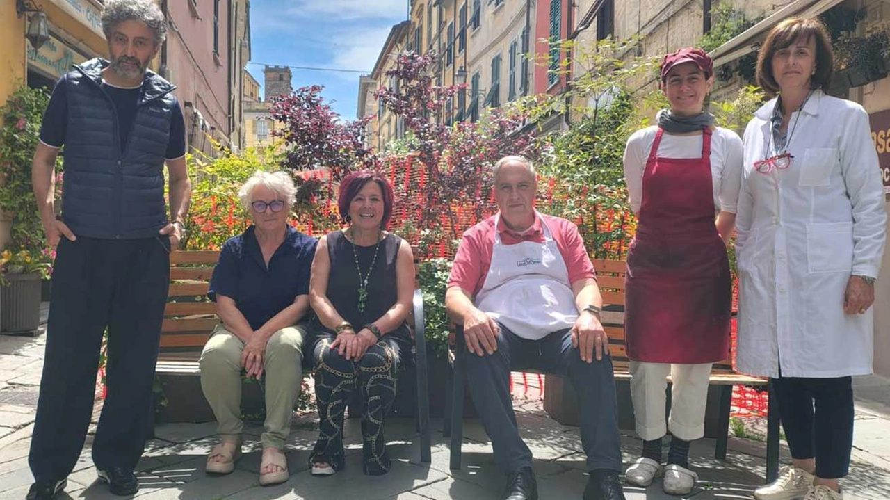 I commercianti di via Bertoloni davanti al transennamento presente sulla strada I commercianti di via Bertoloni davanti al transennamento presente sulla strada