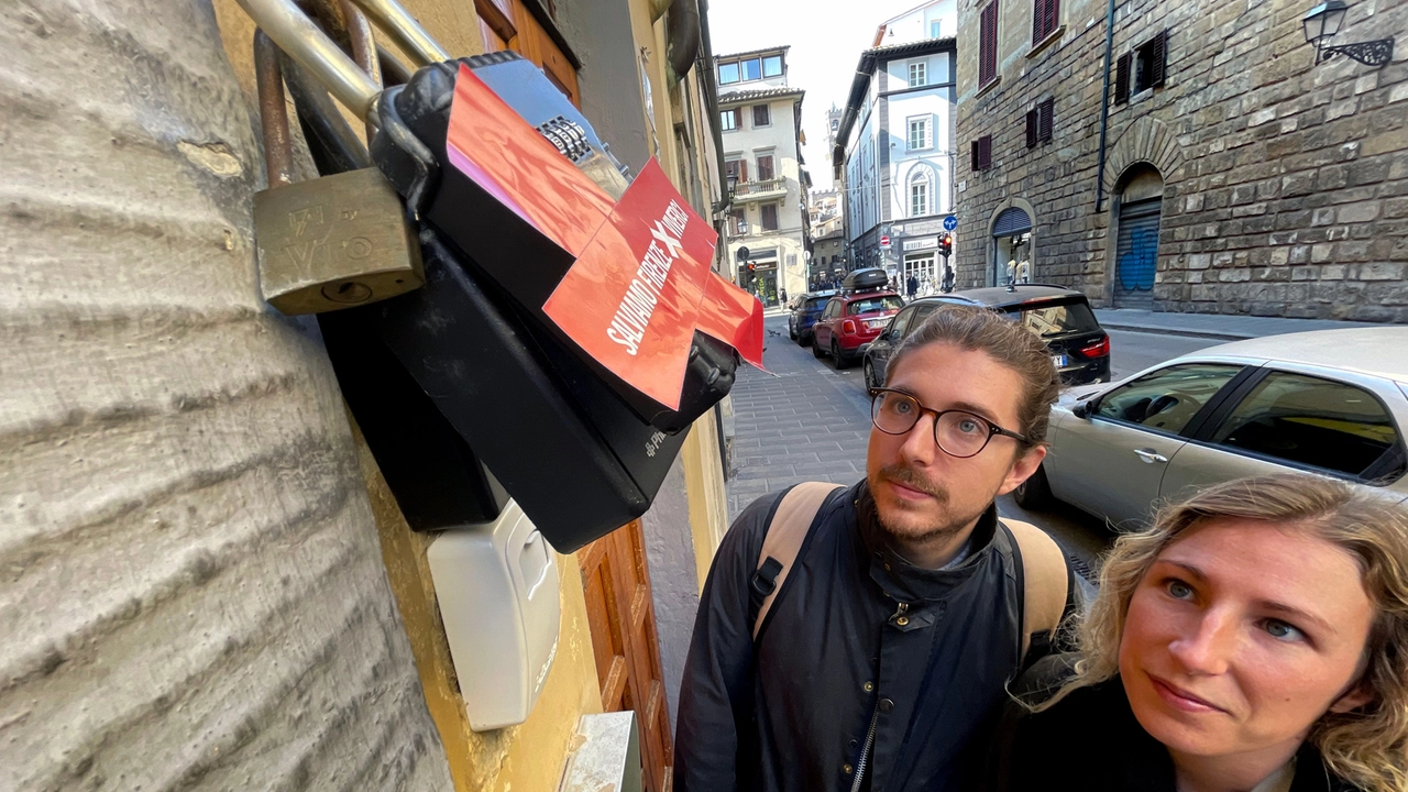 Adesivi rossi a forma di X, appiccicati nelle key box di alcuni palazzi del centro di Firenze dove spopolano gli affitti brevi (Foto Marco Mori /New Press Photo)