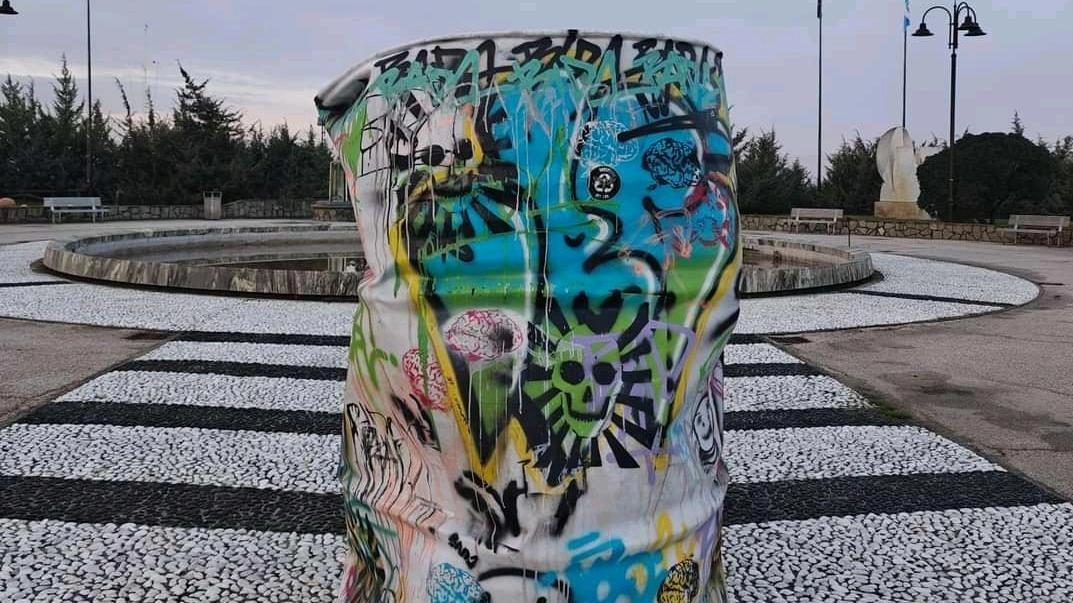 L’opera di Tincolini, collocata a Tonfano accanto alla fontana del pontile, è stata criticata dal capogruppo di maggioranza Taccola L’opera di Tincolini, collocata a Tonfano accanto alla fontana del pontile, è stata criticata dal capogruppo di maggioranza Taccola