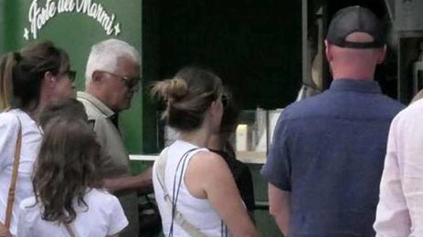In fila per il gelato di Vuitton al Forte