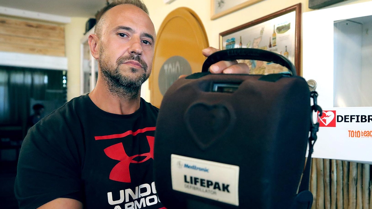 Il defibrillatore semiautomatico è in grado di ripristinare il normale battito del cuore in una persona colpita da arresto cardiaco foto d’archivio Il defibrillatore semiautomatico è in grado di ripristinare il normale battito del cuore in una persona colpita da arresto cardiaco foto d’archivio