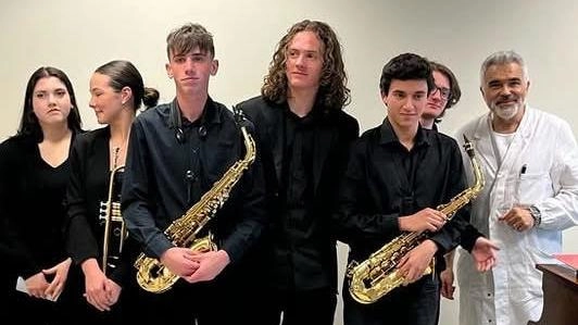 Alcuni momenti dell’iniziativa nell’ambito del progetto “Donatori di musica“ ideato dal dottor Andrea Mambrini, cui prendono parte studenti del Palma Alcuni momenti dell’iniziativa nell’ambito del progetto “Donatori di musica“ ideato dal dottor Andrea Mambrini, cui prendono parte studenti del Palma