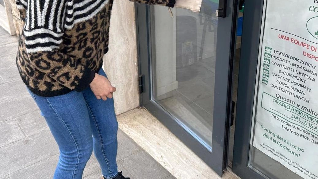 Sara Fantoni, reponsabile del patronato Caf Labor, in Piazza Mazzini a Montevarchi, mostra. i danni. all’ingresso della struttura per l’ennesima spaccata avvenuta mercoledì 26 febbraio, la terza in due settimane Sara Fantoni, reponsabile del patronato Caf Labor, in Piazza Mazzini a Montevarchi, mostra. i danni. all’ingresso della struttura per l’ennesima spaccata avvenuta mercoledì 26 febbraio, la terza in due settimane