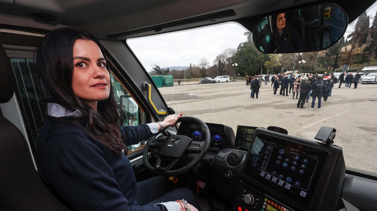 Un’autista su uno dei mezzi di Autolinee Toscane