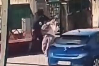 donna scaraventata a terra in strada video virale indaga la procura