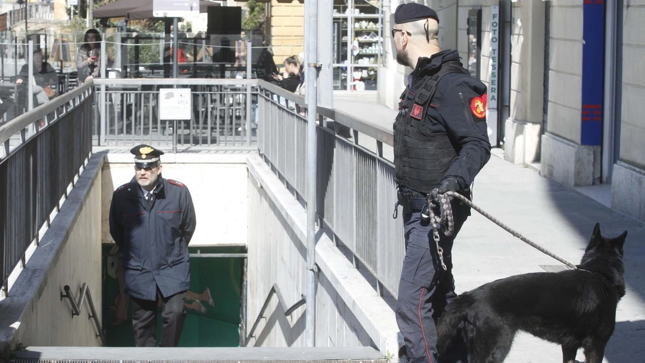 Controlli anti-droga dei carabinieri con i cani in piazza Gramsci, uno dei luoghi ’delicati’ della nostra città