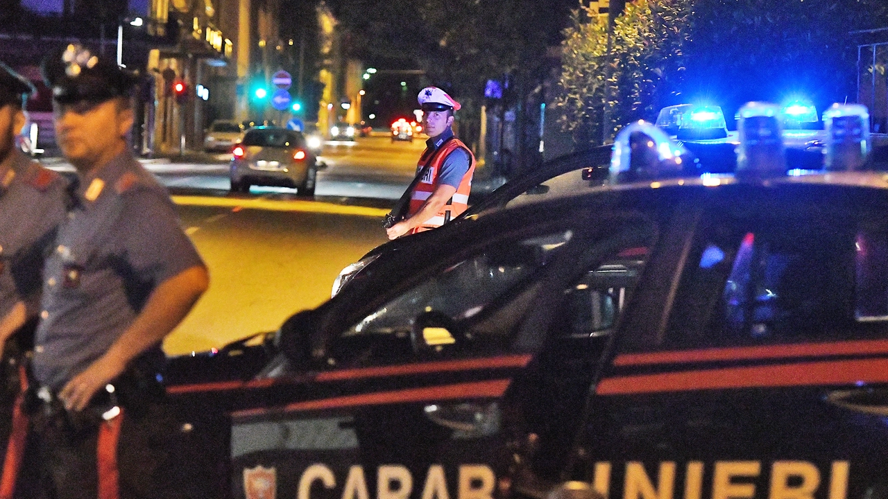 Lite tra stranieri a Torre del Lago, picchiato un giornalista che riprende la scena. Intervengono i carabinieri
