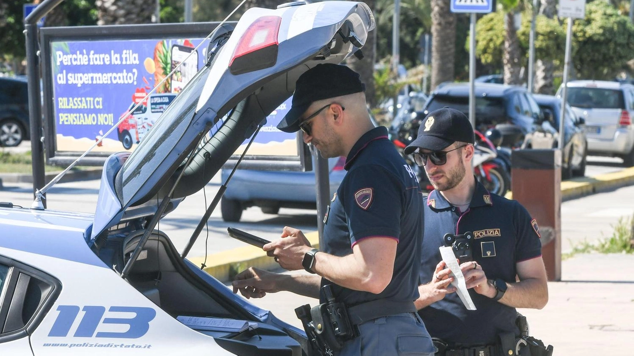 Gli agenti della polizia in azione. La donna è stata aggredita a Pistoia (Foto di repertorio) Gli agenti della polizia in azione. La donna è stata aggredita a Pistoia (Foto di repertorio)