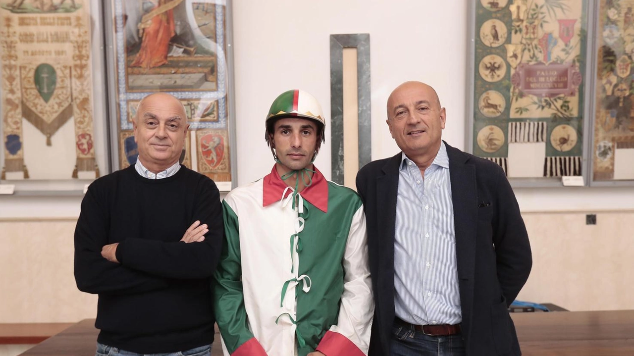 Il Capitano dell'Oca Stefano Bernardini presenta il nuovo cavallo Ares Elce per il Palio di Siena, sperando di rifarsi dopo la delusione di luglio. Altri ex capitani hanno scelto cavalli interessanti, mentre i favoriti Anda e Bola sono usciti di scena in modo inatteso. La professionalità e un pizzico di fortuna sono considerati fondamentali per il successo. Il Capitano dell'Oca Stefano Bernardini presenta il nuovo cavallo Ares Elce per il Palio di Siena, sperando di rifarsi dopo la delusione di luglio. Altri ex capitani hanno scelto cavalli interessanti, mentre i favoriti Anda e Bola sono usciti di scena in modo inatteso. La professionalità e un pizzico di fortuna sono considerati fondamentali per il successo.