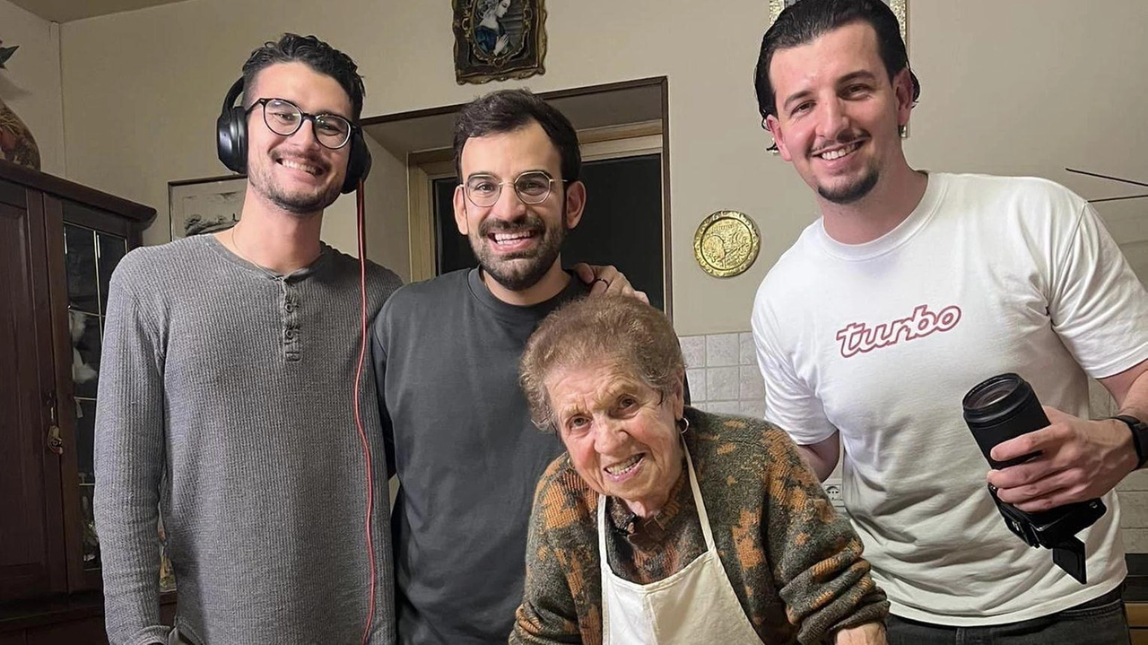 Nonna Natalina, la quasi 90enne star del web grazie alle sue ricette dell’autentica tradizione culinaria valtiberina e toscana (a cominciare dalla pasta fatta in casa) che hanno spopolato su TikTok, sbarca ora in America Nonna Natalina, la quasi 90enne star del web grazie alle sue ricette dell’autentica tradizione culinaria valtiberina e toscana (a cominciare dalla pasta fatta in casa) che hanno spopolato su TikTok, sbarca ora in America