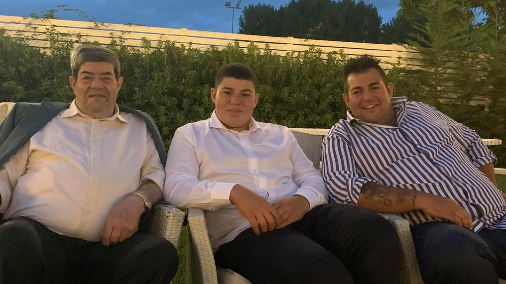 Al centro il giovane Elia con il nonno Gino Dell’Amico e il babbo Alessandro Al centro il giovane Elia con il nonno Gino Dell’Amico e il babbo Alessandro