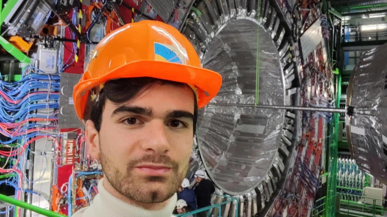 Malucchi ha 25 anni e lavora nel più grande laboratorio al mondo nella ricerca scientifica sulla fisica delle particelle elementari "L’offerta lavorativa in Italia è minima, anche dal punto di vista salariale". Malucchi ha 25 anni e lavora nel più grande laboratorio al mondo nella ricerca scientifica sulla fisica delle particelle elementari "L’offerta lavorativa in Italia è minima, anche dal punto di vista salariale".