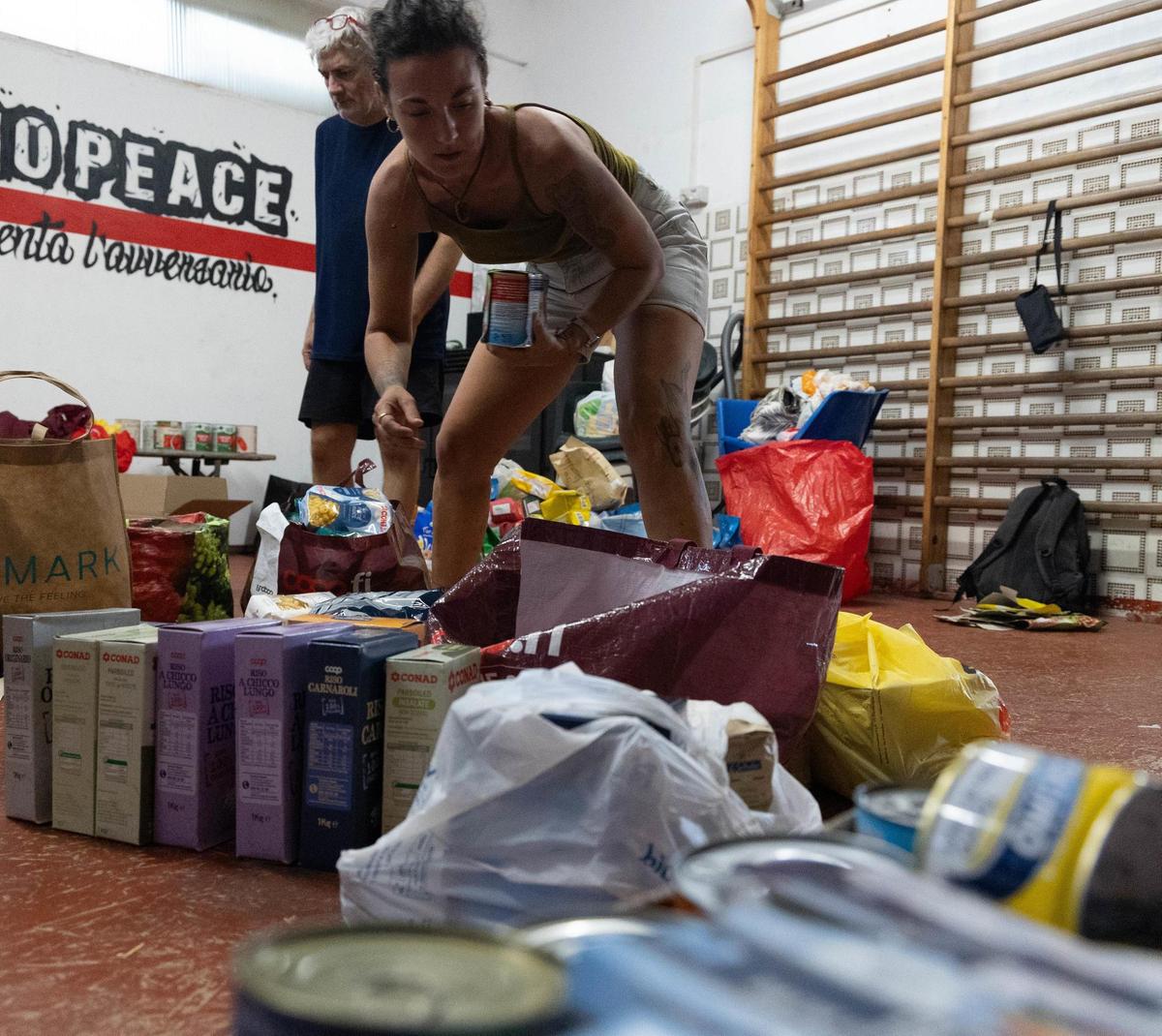 il cuore dei pisani per gaza raccolte montagne di cibo