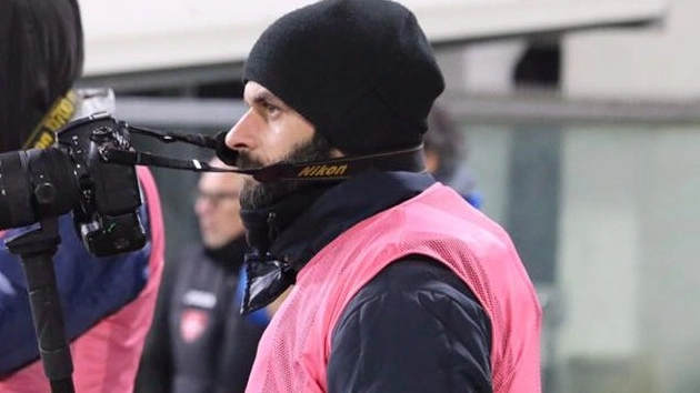 ll fotografo Francesco Malasoma al lavoro a bordo campo durante una partita del Pisa ll fotografo Francesco Malasoma al lavoro a bordo campo durante una partita del Pisa