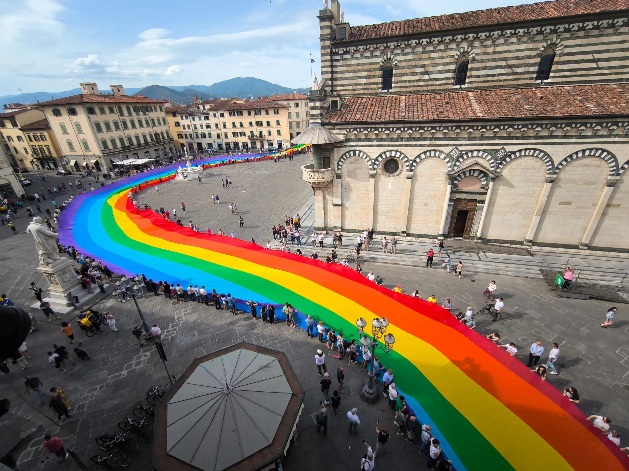 Ecco la bandiera della pace più grande del mondo, tornata a sfilare a Prato dopo 22 anni