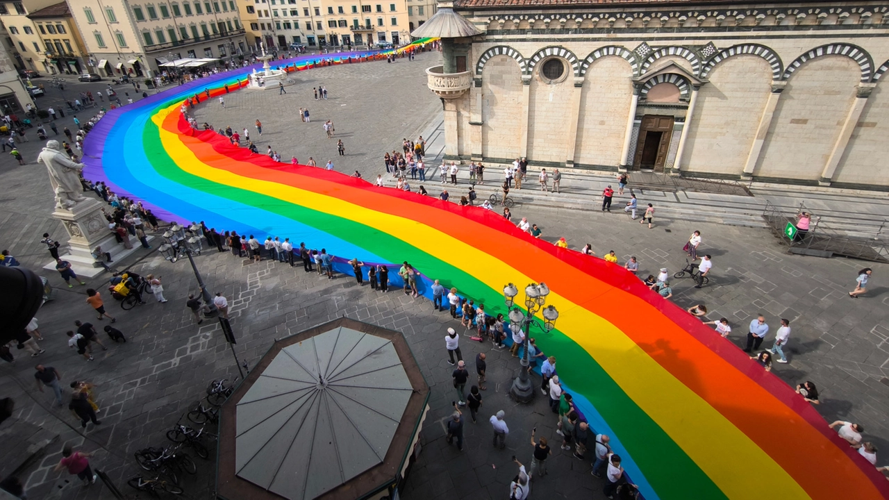 La bandiera della pace più grande del mondo sfila in centro a Prato (Foto Attalmi)