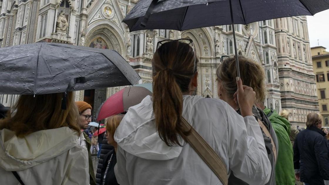https://www.lanazione.it/image-service/view/acePublic/alias/contentid/MzFiZGZmOTEtMDRlMS00/0/meteo-allerta-arancione-temporali-forti-e-vento-chiusi-parchi-e-giardini.jpeg?f=16:9&w=1200&h=630