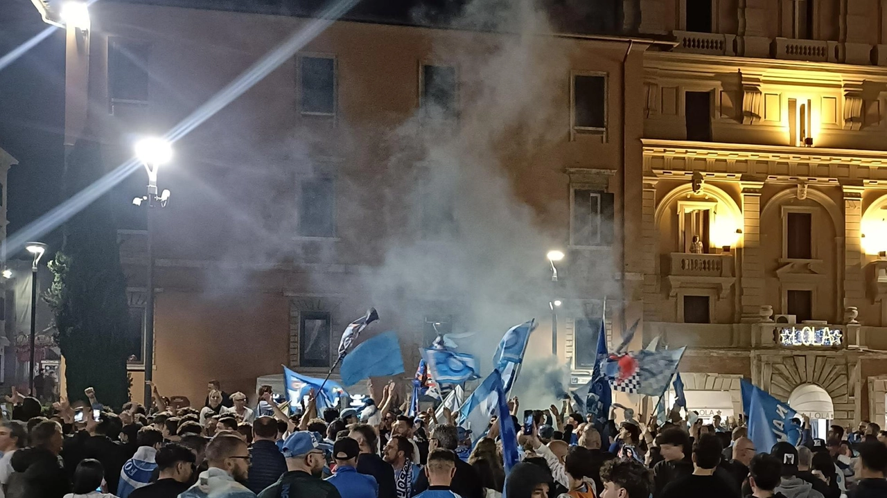 La festa dei tifosi del Napoli in piazza del Popolo a Montecatini Terme La festa dei tifosi del Napoli in piazza del Popolo a Montecatini Terme