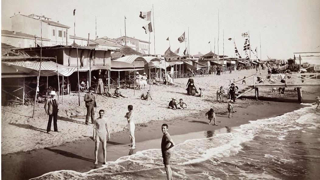 Veduta della spiaggia di Viareggio, 1895 circa, Archivi Alinari Veduta della spiaggia di Viareggio, 1895 circa, Archivi Alinari