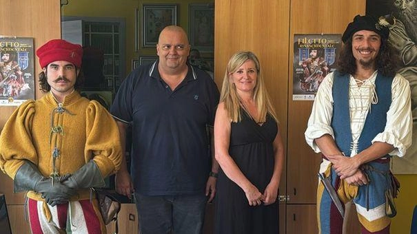 Il sindaco Filippo Bellesi con i rappresentanti dell’associazione ‘Senza Tempo, organizzatrice della ‘Filetto Rinascimentale’