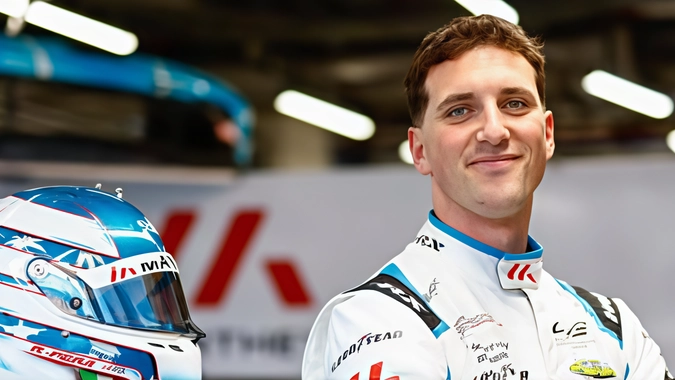 Da tre mesi l’automobilista lucchese guida la classifica di categoria. La gara texana avrà la durata di 6 ore e avrà inizio alle ore 20 in Italia. Da tre mesi l’automobilista lucchese guida la classifica di categoria. La gara texana avrà la durata di 6 ore e avrà inizio alle ore 20 in Italia.