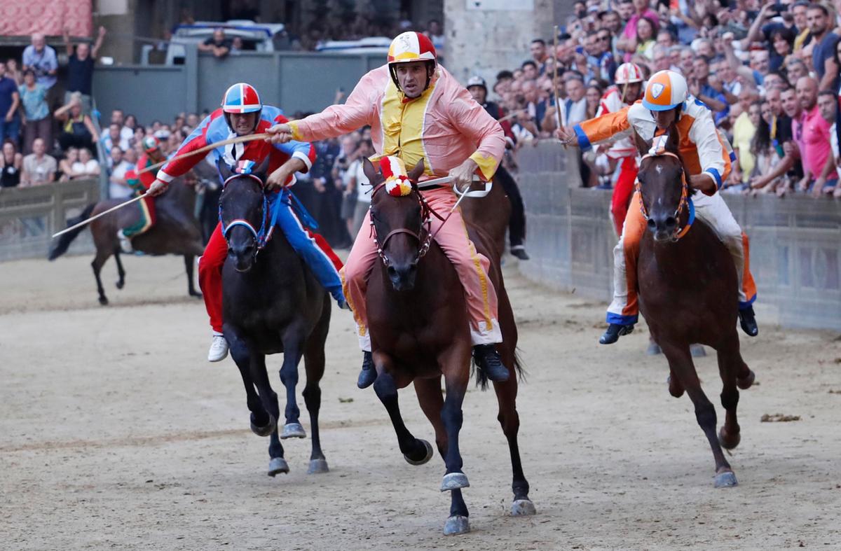 Anda e Bola re di Siena, vince il suo primo Palio