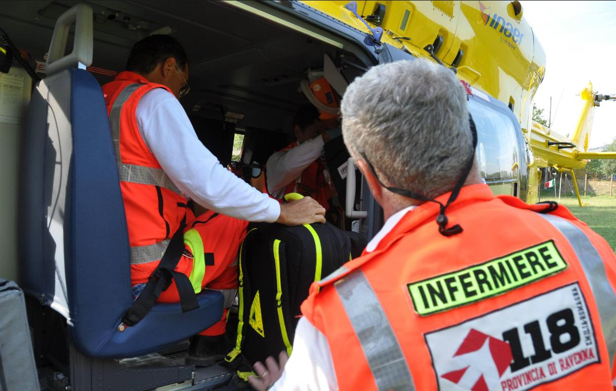 cade dal tetto di una ditta paura per un uomo trasferito in elisoccorso