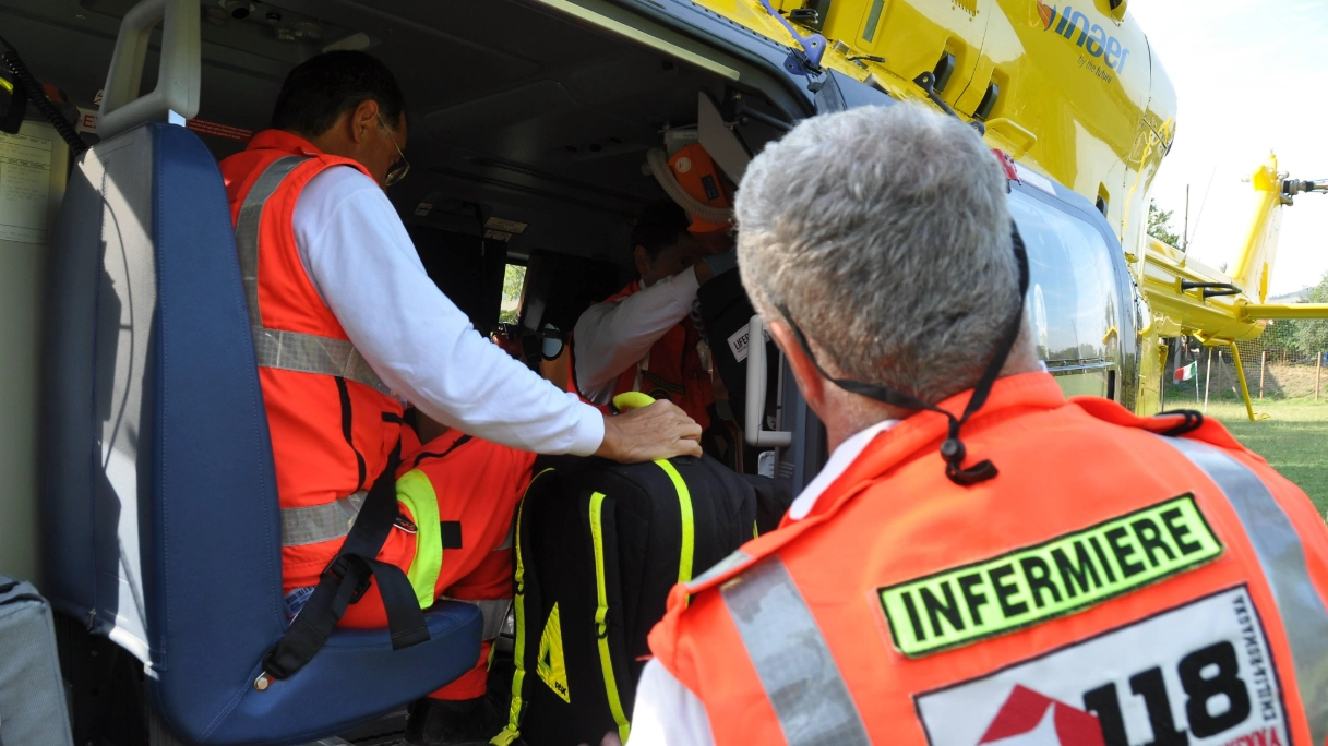 Elisoccorso in un'immagine di repertorio. L'uomo caduto dal tetto è stato trasportato a Careggi Elisoccorso in un'immagine di repertorio. L'uomo caduto dal tetto è stato trasportato a Careggi