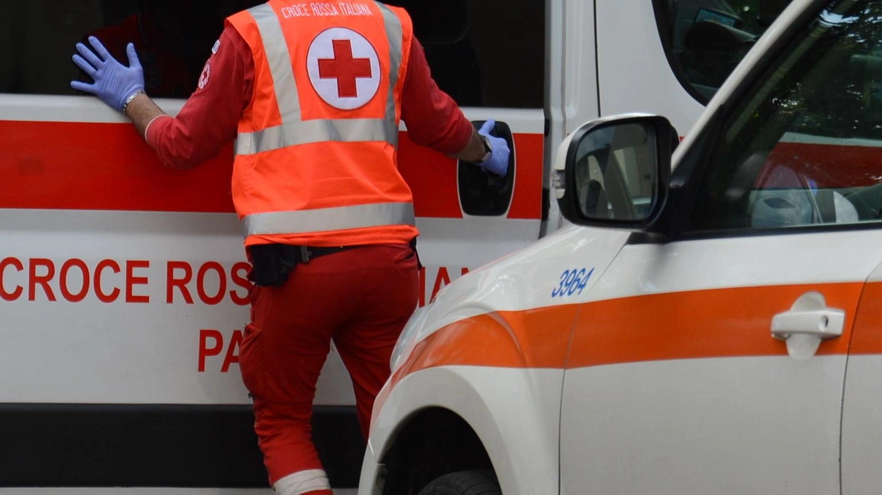 I passanti, alla vista dell’auto hanno immediatamente avvertito i sanitari del 118
