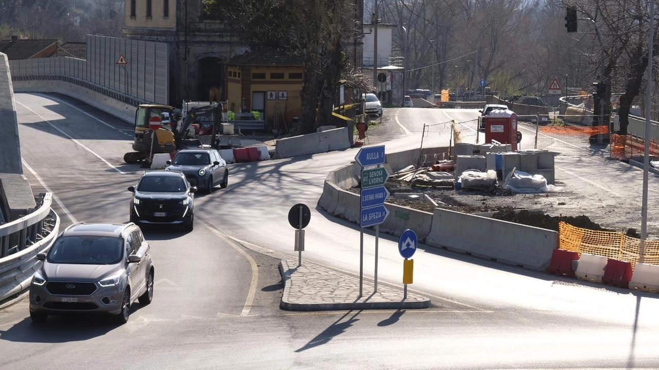 Il taglio del nastro ieri mattina all’innesto del Ponte di Albiano con la Statale 62 della Cisa (Foto Massimo Pasquali) Il taglio del nastro ieri mattina all’innesto del Ponte di Albiano con la Statale 62 della Cisa (Foto Massimo Pasquali)