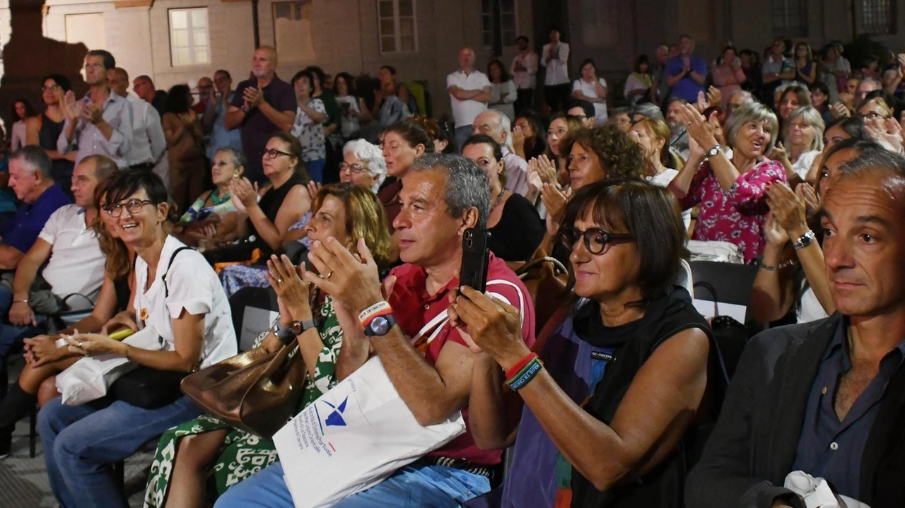 Oggi alle 17 il taglio del nastro, poi la prima conferenza tematica. Quattro giorni di pensiero con filosofi, sociologi, giornalisti e intellettuali. Oggi alle 17 il taglio del nastro, poi la prima conferenza tematica. Quattro giorni di pensiero con filosofi, sociologi, giornalisti e intellettuali.