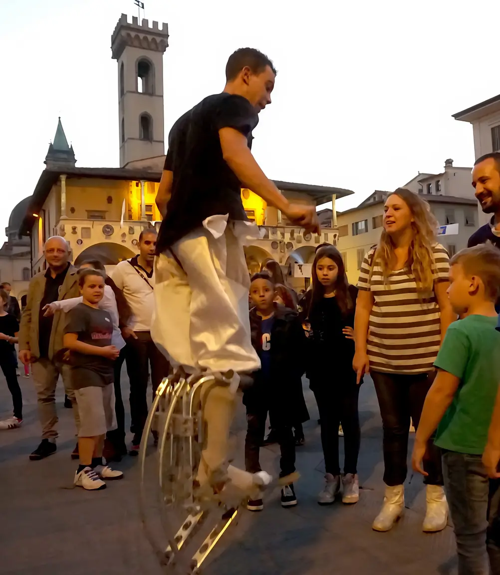 Musica e colore col carnevale estivo. Un mercoledì di negozi aperti e animazione nel centro storico