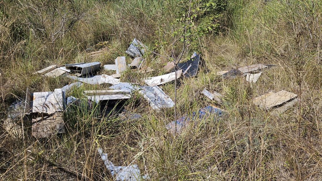 Rifiuti nel parco archeologico di Castelsecco