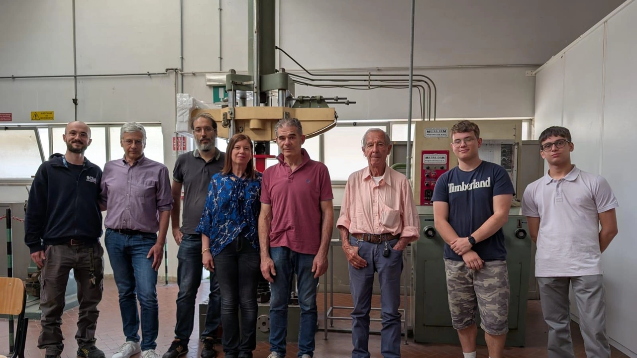 I genitori di Leonardo, Tiziana e Henrick Michelozzi, con gli studenti vincitori i loro insegnanti e l’ingegnere Roberto Calamai. A destra Leonardo Michelozzi I genitori di Leonardo, Tiziana e Henrick Michelozzi, con gli studenti vincitori i loro insegnanti e l’ingegnere Roberto Calamai. A destra Leonardo Michelozzi