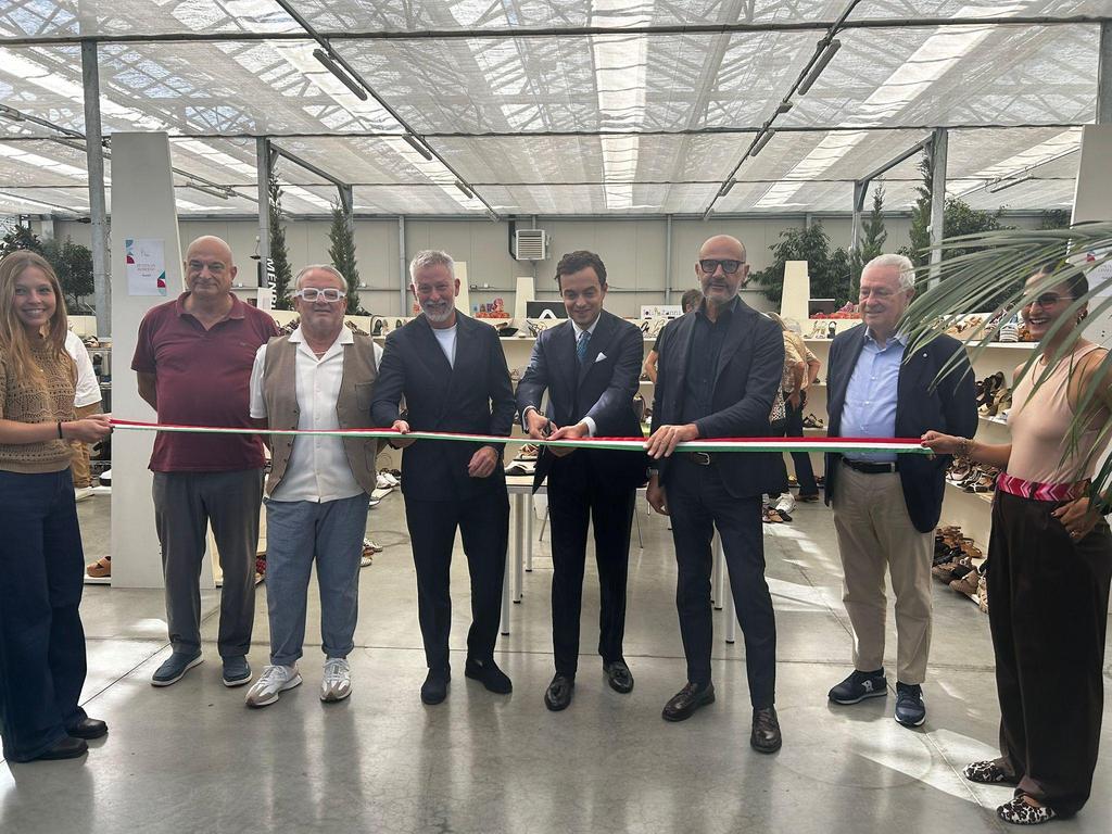 https://www.lanazione.it/image-service/view/acePublic/alias/contentid/MzFmNTQ4MDctYjhjNi00/0/riflettori-sulle-calzature-via-al-toscana-fashion-campionari-in-anteprima.jpeg?f=1.90:1&w=1200
