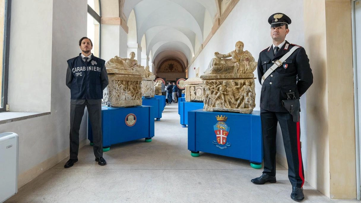 Una parte dei reperti archeologici, fra cui urne cinerarie e sarcofaghi, recuperati dai carabinieri