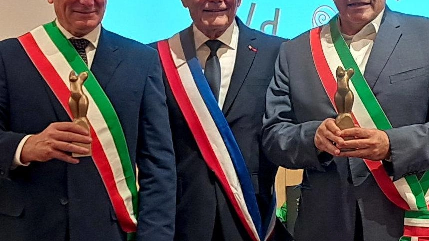 "Non è una fusione a freddo ma un’amicizia vera, tra noi sindaci e tra le nostre comunità, che ci ha... "Non è una fusione a freddo ma un’amicizia vera, tra noi sindaci e tra le nostre comunità, che ci ha...