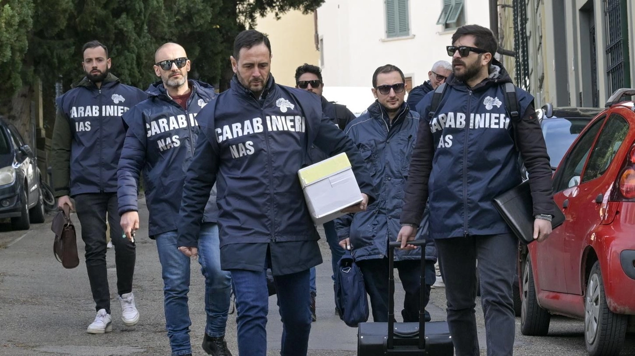 I carabinieri escono da un sopralluogo a Villa Desiderio di Settignano I carabinieri escono da un sopralluogo a Villa Desiderio di Settignano