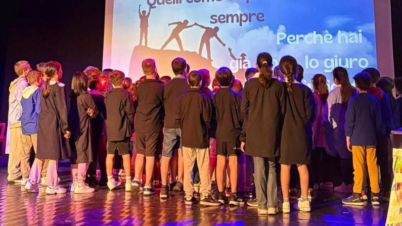 Studenti sul palco del Teatro Buonalaprima di Buggiano