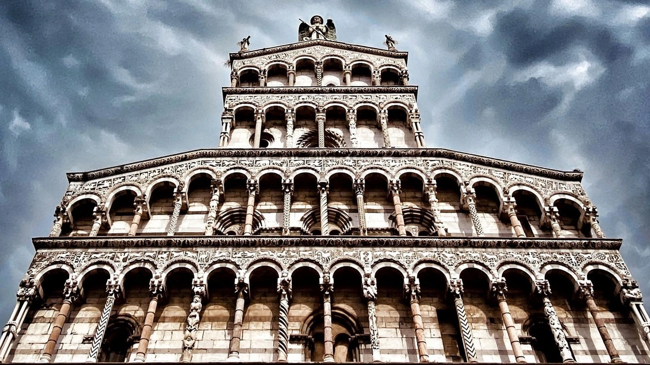Un cielo nero, carico di mistero e di grande fascino, su cui spicca la bianchissima chiesa di San Michele. Peter... Un cielo nero, carico di mistero e di grande fascino, su cui spicca la bianchissima chiesa di San Michele. Peter...