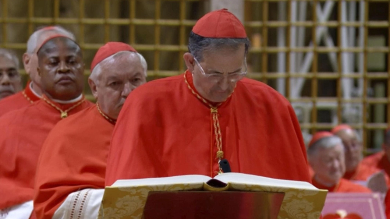 Siena è nella Cappella Sistina con il suo pastore che è entrato nella riunione del collegio cardinalizio. Ecco le immagini più belle durante la diretta su Rai1 di questo importante momento per la chiesa cattolica. . Siena è nella Cappella Sistina con il suo pastore che è entrato nella riunione del collegio cardinalizio. Ecco le immagini più belle durante la diretta su Rai1 di questo importante momento per la chiesa cattolica. .