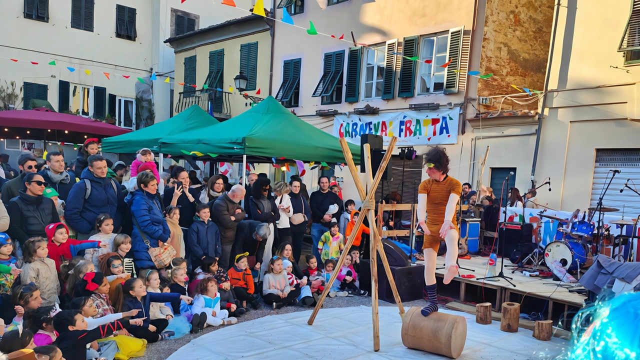 Nelle foto di Alcide alcuni momenti della grande festa del Carnevalfratta ieri pomeriggio in piazza San Francesco Nelle foto di Alcide alcuni momenti della grande festa del Carnevalfratta ieri pomeriggio in piazza San Francesco