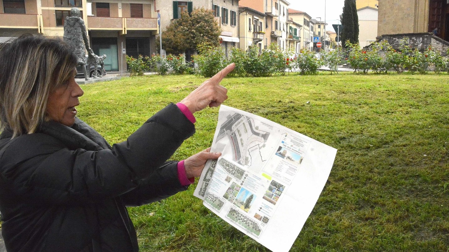 Una residente mostra con il progetto alla mano le modifiche che verranno effettuate alla piazza