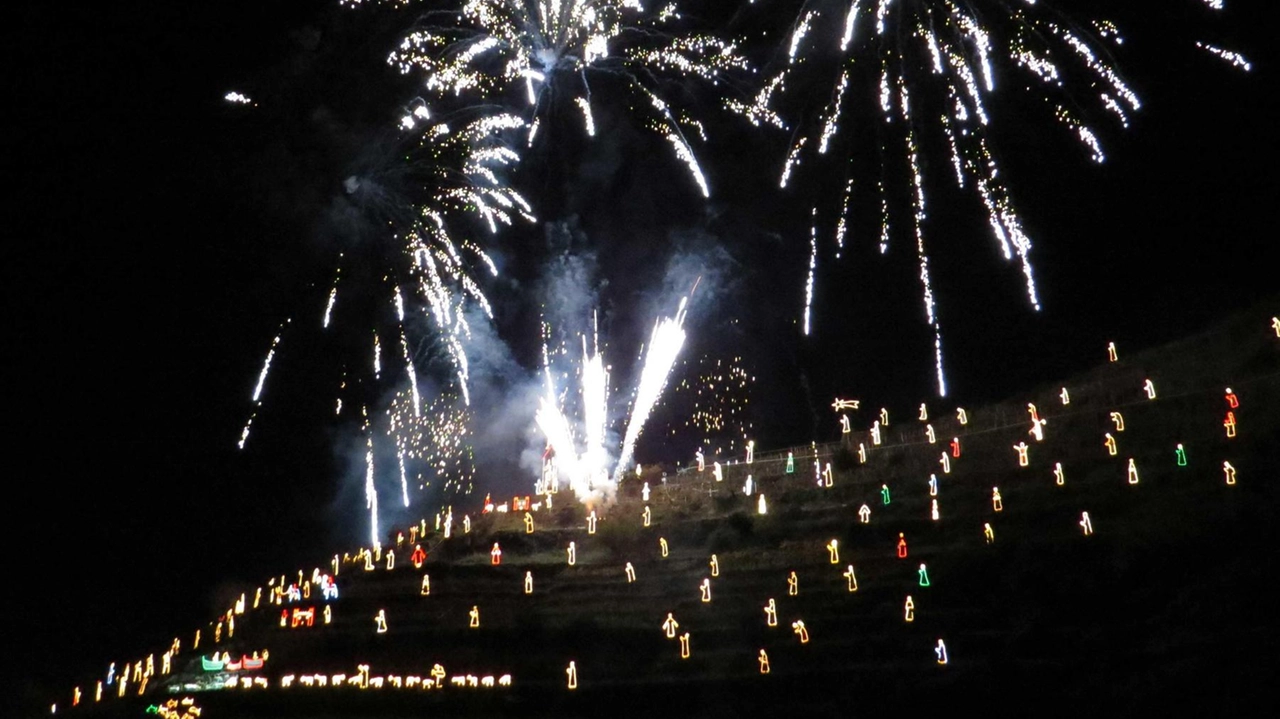 Domani l’accesione del presepe di Manarola con lo spettacolo pirotecnico Domani l’accesione del presepe di Manarola con lo spettacolo pirotecnico