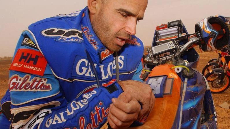 Vent’anni fa la caduta mortale in Mauritania che spezzò il sogno del motociclista castiglionese di vincere per la terza volta la Parigi-Dakar. Oggi in suo nome tante iniziative per aiutare l’Africa. Vent’anni fa la caduta mortale in Mauritania che spezzò il sogno del motociclista castiglionese di vincere per la terza volta la Parigi-Dakar. Oggi in suo nome tante iniziative per aiutare l’Africa.