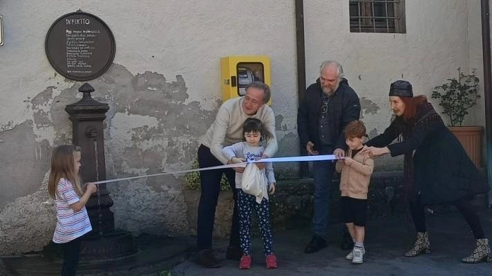 Il sindaco Andrea Tagliasacchi al momento del taglio del nastro per inaugurare i tondi appesi nel capoluogo garfagnino, dove sono riprodotte brevi poesie di don Francesco Donati, il parroco-poeta di Antisciana dal 1953 al 1976 Il sindaco Andrea Tagliasacchi al momento del taglio del nastro per inaugurare i tondi appesi nel capoluogo garfagnino, dove sono riprodotte brevi poesie di don Francesco Donati, il parroco-poeta di Antisciana dal 1953 al 1976