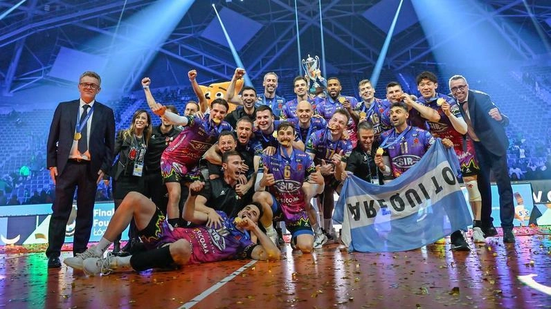 La festa della Sir Perugia per la vittoria in Champions; in alto il presidente Gino Sirci La festa della Sir Perugia per la vittoria in Champions; in alto il presidente Gino Sirci